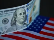 O dólar foi a moeda principal mais fraca em 2025. Eis o que isso significa para os americanos comuns.