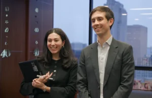 Veja como é estar no vídeo anual de férias da Blackstone