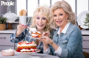 Dolly Parton e a sósia irmã Rachel mostram seu espírito natalino em novas fotos de Natal
