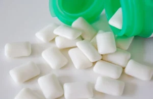 Adoçante artificial encontrado em refrigerantes diet e chicletes pode impactar negativamente a função cardíaca e cerebral, sugere novo estudo