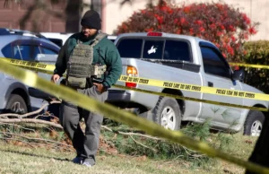 Agentes do ICE atiram em um veículo em movimento na véspera de Natal, ferindo 2