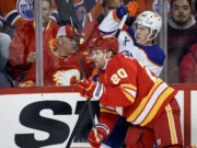 Blake Coleman marca no final da partida e Flames vence Oilers por 3-2
