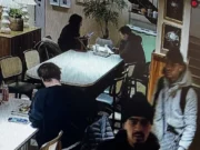 A bolsa da comediante Moment é roubada debaixo de seu assento em um restaurante em Londres enquanto o ladrão faz um ‘passo de dança’