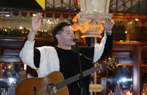 Bono participa da sessão anual de apresentações de rua no centro da cidade de Dublin na véspera de Natal