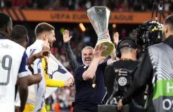 Micky van de Ven afirma que as estrelas do Tottenham tiveram que convencer Ange Postecoglou a mudar de tática