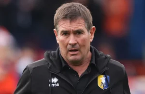 Nigel Clough se enfurece com as decisões da arbitragem enquanto Mansfield perde para Stockport