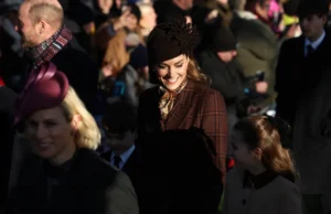 Família Real se reúne para missa de Natal em Sandringham