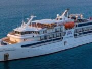 Navio de cruzeiro atinge recife na primeira viagem desde que deixou passageiro na ilha