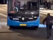 Ônibus desgovernado provoca pânico e motorista o persegue