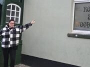 Proprietária reabre pub em memória do falecido sócio