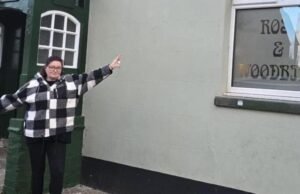 Proprietária reabre pub em memória do falecido sócio