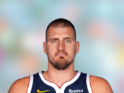 Nikola Jokic deixa o jogo com potencial lesão grave na perna