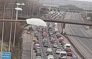 Longos atrasos após colisão grave bloqueiam M25