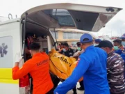 Equipes de resgate indonésias encontram um corpo enquanto procuravam o técnico de futebol espanhol e três crianças