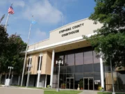 Homem de Oklahoma disparando arma no quintal atira fatalmente em vizinho sentado a quarteirões de distância, dizem as autoridades