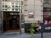 Homem da Flórida processa Outback Steakhouse por banheiro que supostamente quebrou embaixo dele