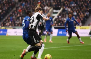 Especialistas ‘cambalearam’ quando Anthony Gordon, do Newcastle, negou ‘pênalti de pedra’ contra o Chelsea
