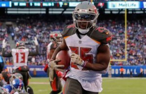 BC Lions contrata o ex-líder dos Buccaneers, Peyton Barber, quatro anos após o último snap da NFL