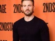 Chris Evans enviou um escudo do Capitão América para um jovem herói pelo motivo mais sincero