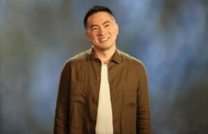 Bowen Yang sai do ‘SNL’ com um esboço final comovente