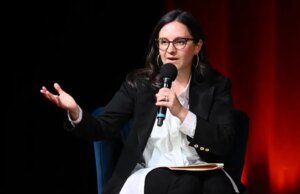 Bari Weiss defende a retirada do relatório ’60 Minutes’ sobre o ‘tratamento horrível’ dos detidos enviados pela Casa Branca de Trump para a prisão de El Salvador: ‘Simplesmente precisamos fazer mais’