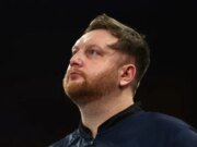 Cameron Menzies perde no palco do Campeonato Mundial de Dardos após derrota chocante