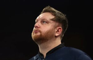 Cameron Menzies perde no palco do Campeonato Mundial de Dardos após derrota chocante