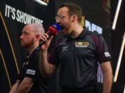 Árbitro Huw Ware liderando a visibilidade como o único homem assumidamente gay em dardos profissionais