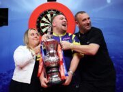 A mãe de Luke Littler dá uma resposta proibida aos fãs ‘vil’ que vaiaram a estrela dos dardos