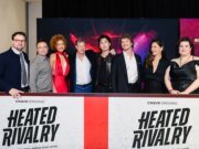 Autor de ‘Heated Rivalry’ em ‘Listening’ Connor Storrie e Hudson Williams filmam sua primeira cena de sexo, querendo 12 episódios para a 2ª temporada e como o sucesso do programa a está ajudando a combater o Parkinson
