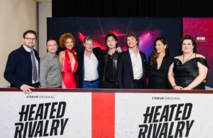 Autor de ‘Heated Rivalry’ em ‘Listening’ Connor Storrie e Hudson Williams filmam sua primeira cena de sexo, querendo 12 episódios para a 2ª temporada e como o sucesso do programa a está ajudando a combater o Parkinson