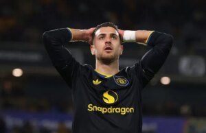 Diogo Dalot atacado pela lenda do Manchester United Roy Keane após derrota do Aston Villa
