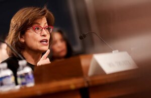 O comissário da FCC chama a decisão da CBS News de retirar o segmento de ’60 minutos’ de “profundamente alarmante”, alerta que Trump terá “poder de veto sobre reportagens críticas”