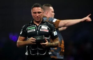 Gerwyn Price fala após a surpreendente derrota no Campeonato Mundial de Dardos