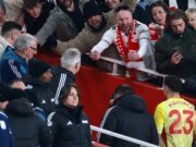 Emiliano Martinez se envolveu em uma briga furiosa com os torcedores do Arsenal após a derrota do Aston Villa