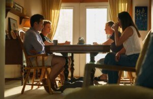 Conheça a mãe de Shane Hollander: a estrela de ‘Heated Rivalry’, Christina Chang, sobre como criar filhos queer e pensar que os roteiros eram ‘pornografia suave’ no início