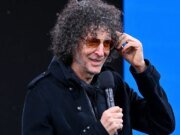Howard Stern diz que renovou o acordo com a SiriusXM por mais três anos