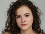 Fina Strazza, indicada ao Tony, se junta ao elenco da comédia Peacock de Amy Poehler, ‘Dig’