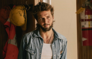 ‘Landman’: Guy Burnet sobre a química quente de Charlie e Rebecca, filmando aquela cena do quarto ‘nu’ e seu vínculo com o superfã Arnold Schwarzenegger