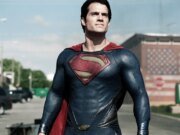 Henry Cavill usa o traje de Superman de Christopher Reeve em fotos de teste recém-reveladas; Zack Snyder diz: ‘Mostramos à Warner Bros.’ e ‘Todos concordaram que Henry era o super-homem’