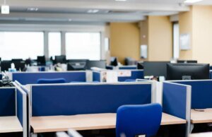 Pessoas online estão fingindo que estão de volta ao escritório juntas depois de se despedirem do bebedouro