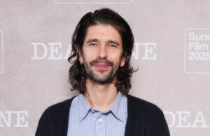 Ben Whishaw explica que os atores LGBTQ “precisam se conformar” para ter sucesso: “Ainda há muita homofobia”