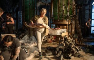 A designer de produção de ‘Frankenstein’, Tamara Deverell, constrói conjuntos épicos de laboratório e navio para o conto gótico de Guillermo del Toro