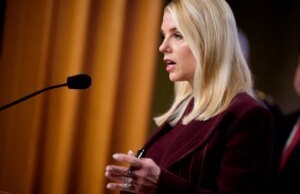 A procuradora-geral dos EUA, Pam Bondi, deveria se recusar a revisar o acordo da Warner Bros. devido a ‘potenciais conflitos de interesse’, dizem os senadores democratas