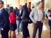 Em demonstração de força, os chefes da Netflix visitam o lote da Warner Bros. em meio à batalha com a Paramount pelo futuro do estúdio