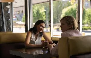 Elenco e criador de ‘Pluribus’ revelam o primeiro beijo de Zosia e Carol, romance emergente: “É amor verdadeiro ou artifício?”