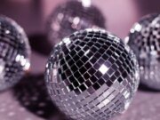 O menino de 7 anos que se preparou para dar um baile de formatura socialmente distante para sua babá era a vida da festa