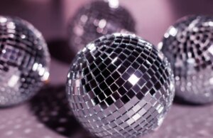 O menino de 7 anos que se preparou para dar um baile de formatura socialmente distante para sua babá era a vida da festa