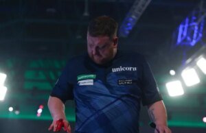 Novas imagens mostram a estrela perturbada dos dardos, Cameron Menzies, queimando a própria mão em fogos de artifício