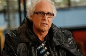 Chevy Chase teve ‘Meltdown’ no set de ‘Community’ depois que o incidente com N-Word se tornou público e disse ‘Minha carreira está arruinada’, Diretor de Reivindicações; A tripulação cantou ‘F— You, Chevy!’ na festa de encerramento